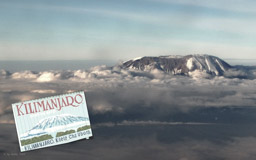 der Kilimandscharo :  5895 m,  ca. 90 km von Arusha entfernt