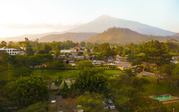 Blick vom  Mt Meru Hotel zum 4562 Meter hohen Mount Meru